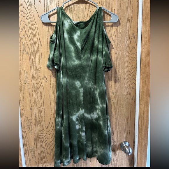This is a Poof tye dyed dress the colors are green and white. It is a size XL - Picture 4 of 7